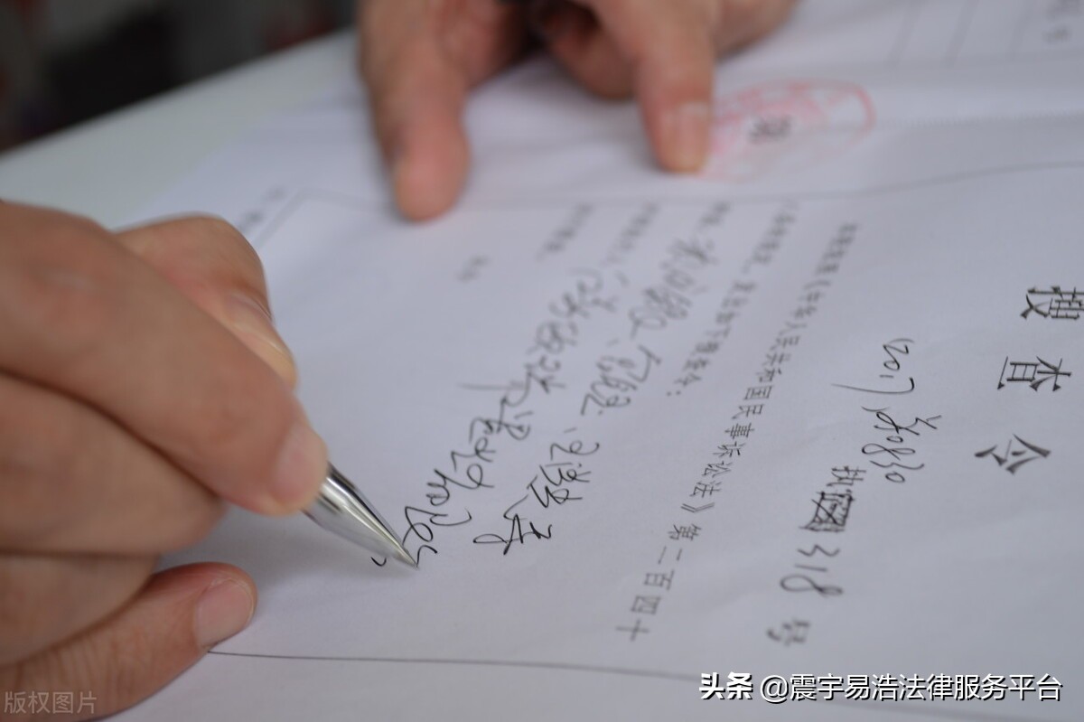 收到法院传票必须带上传票出庭吗,信用卡传票收到开庭不出庭行吗