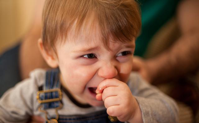 孩子噎住了急救视频,宝宝被噎住一招来急救