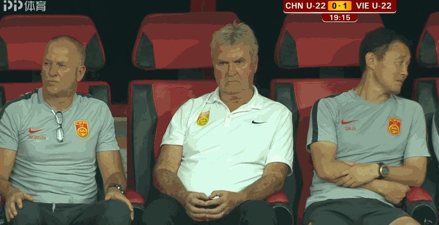 越南小将亚洲杯头球一跃成名,越南球员梅开二度