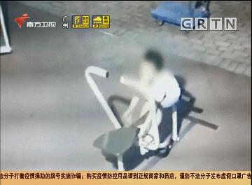 小孩玩健身器材死亡后续,小男孩玩健身器材时夹骨折