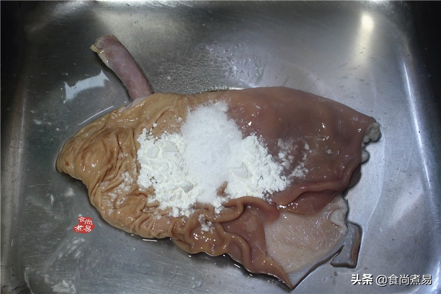 老妈炖的猪肚很好吃,老妈在做猪肚鸡