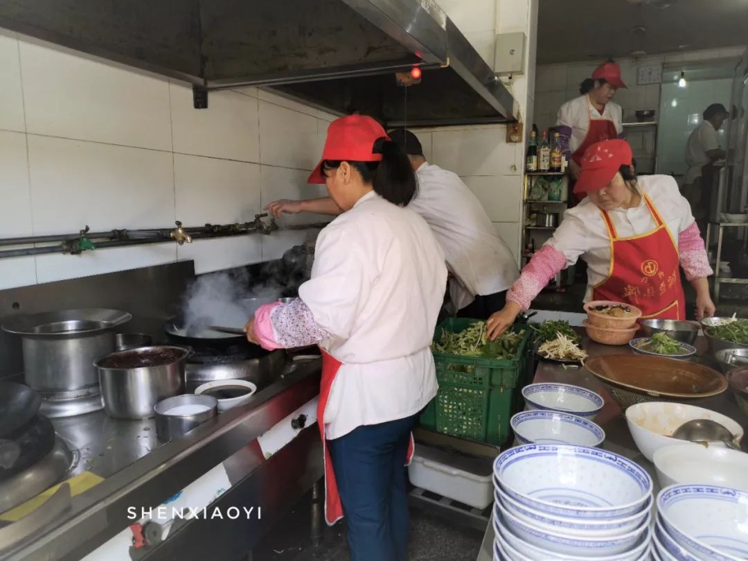 一上午走了1万步，探访5家人气爆棚的小店，不但吃撑还差点被人打