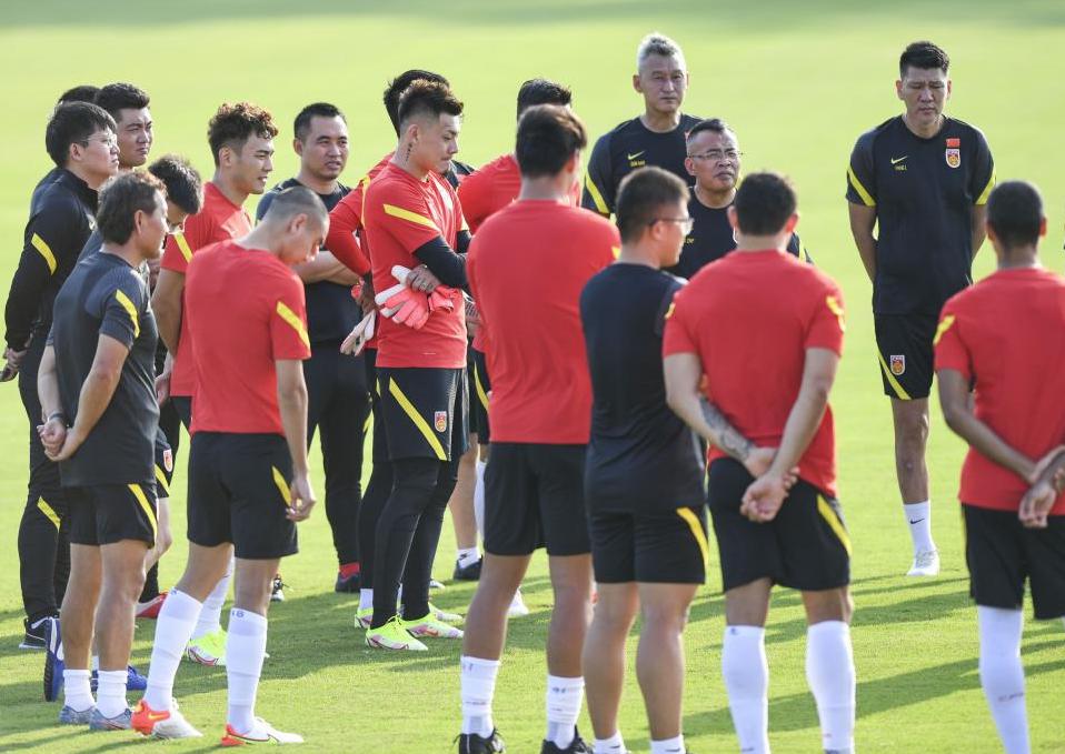 国足vs日本李铁场边指挥,国足击败越南队李铁采访