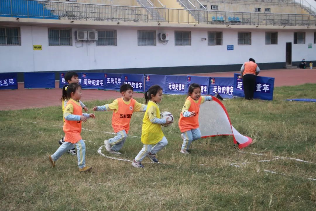 「五彩球运动」“宝贝向前冲”红黄蓝五彩球运动激情开幕