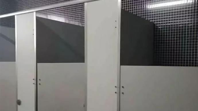 学校厕所被锯掉一半,学校厕所门被拆