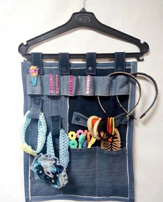 不穿的牛仔裤改衣柜收纳袋,不要的牛仔裤怎么改造成收纳袋