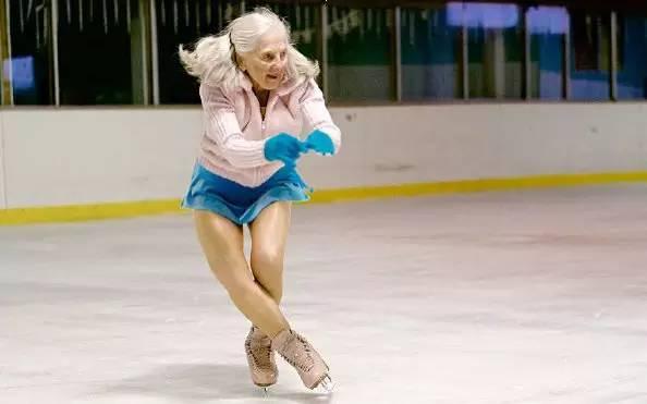 45岁健身身材犹如20岁少女,女子56岁健身如今身材惊艳