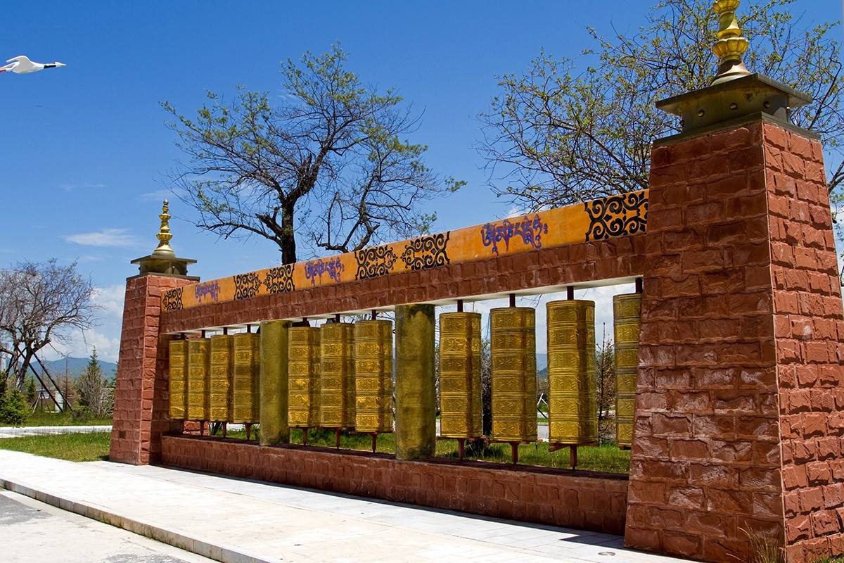 香格里拉最大的转经筒讲解,拉萨超级大的转经筒在哪