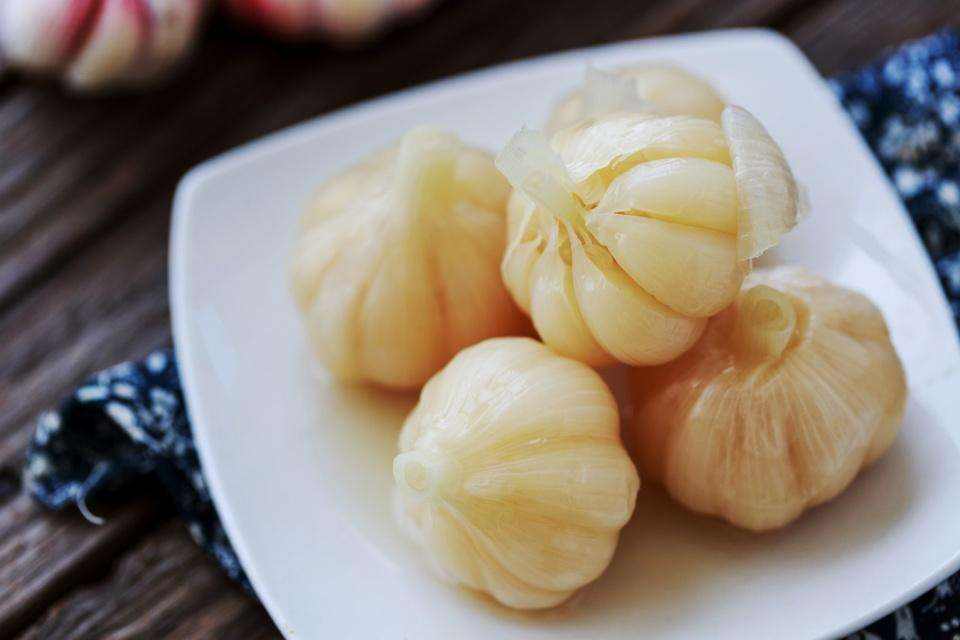 新大蒜上市旧大蒜还能卖上价吗,新蒜6元1斤