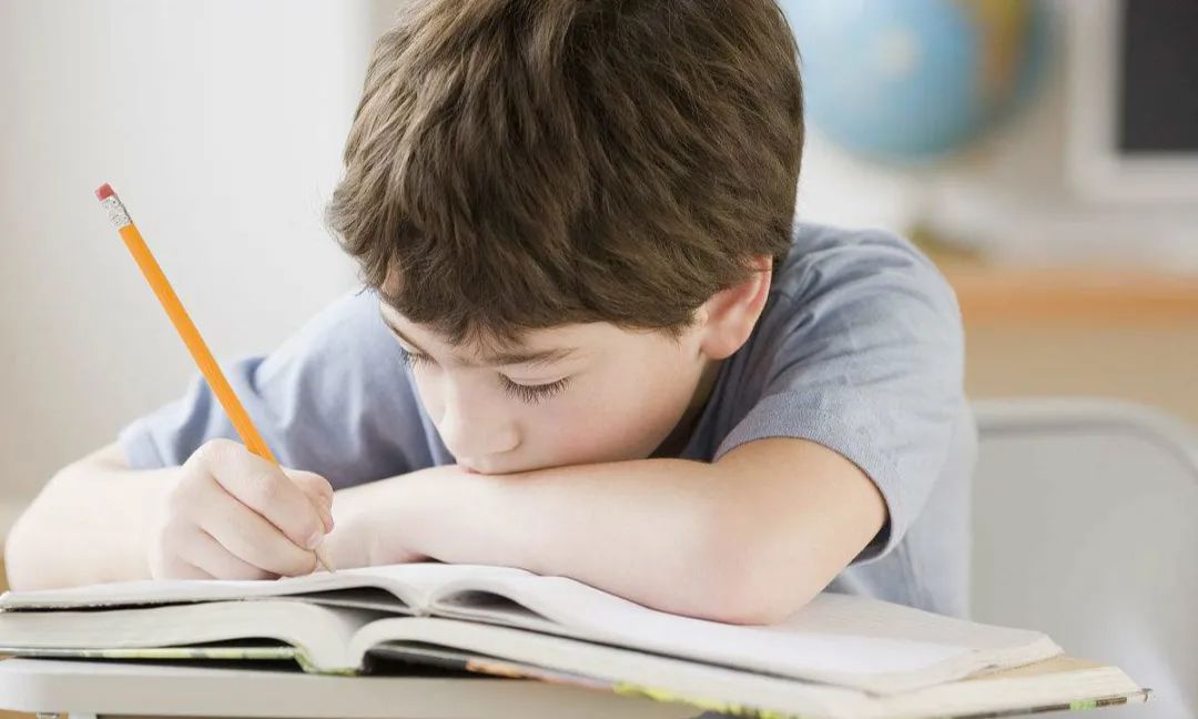 孩子握笔姿势不对写字不好怎么办,一年级学生握笔姿势不对怎么纠正