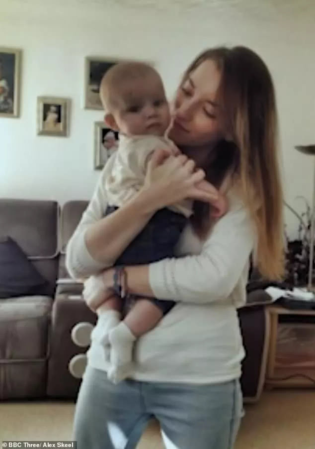 22岁女孩遭教练虐待,足球教练虐待儿童