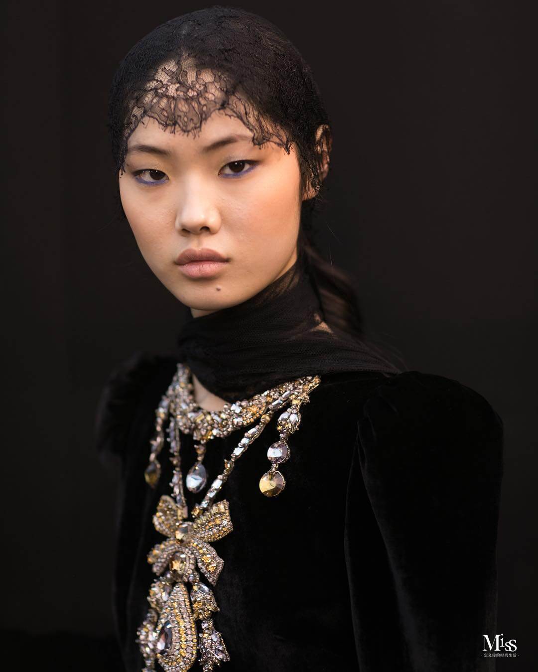 哑光妆容的魅力，在于提供漆黑的夜晚，展现色彩之美