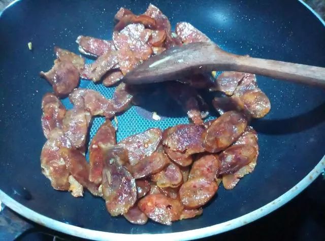 辣椒炒烟熏肠的炒法,青椒炒熏肥肠家常做法