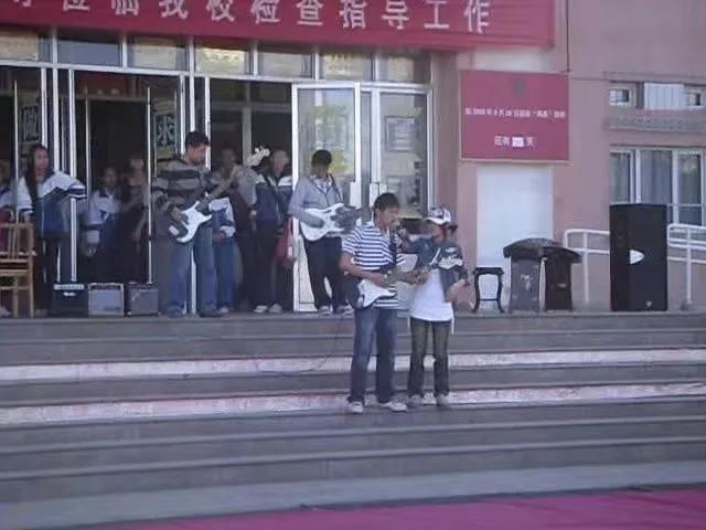 从小镇记者到胡桃里键盘手，他用一年时间挣脱命运的枷锁