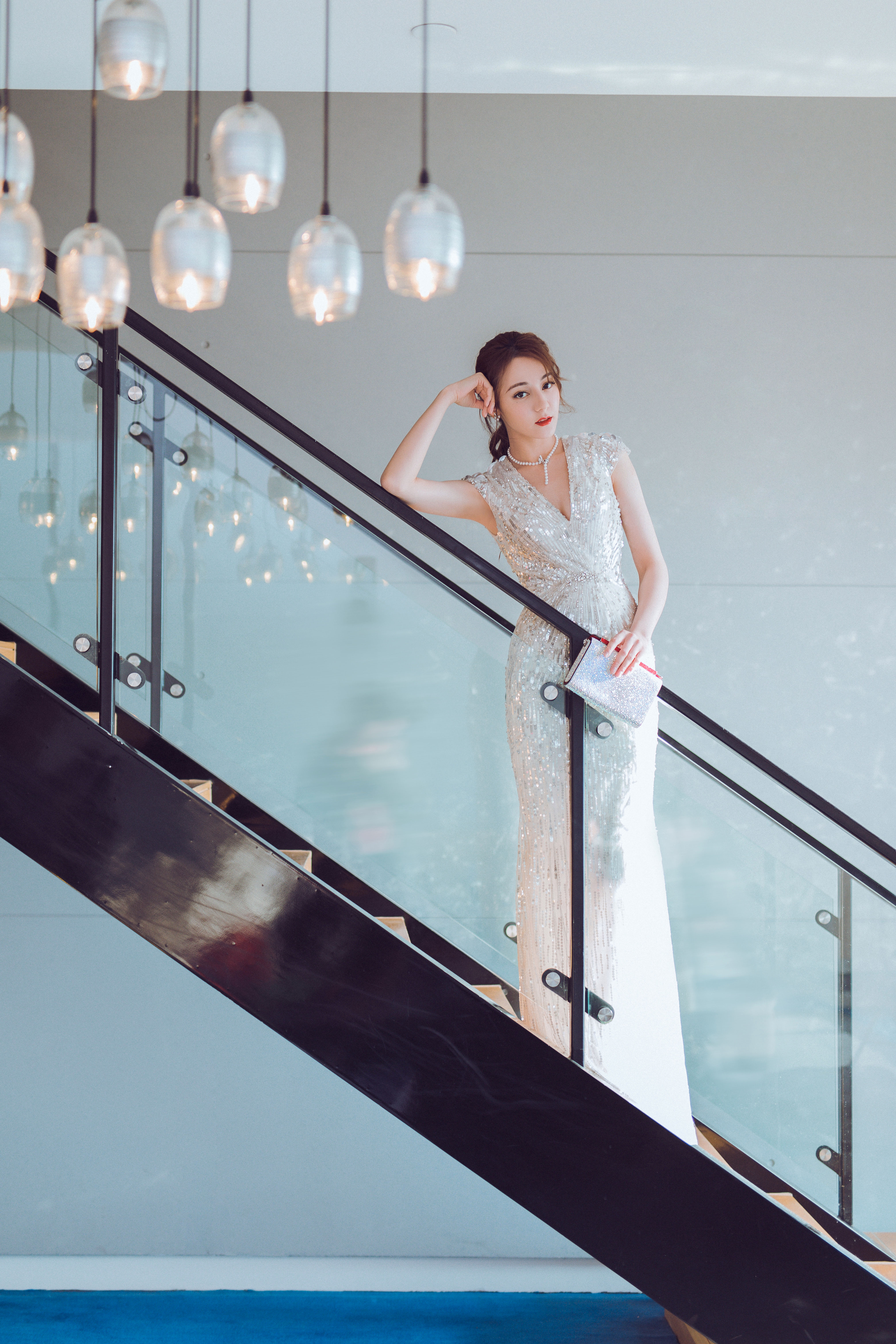 倪妮穿迪丽热巴时尚芭莎同款礼服,倪妮迪丽热巴白礼服