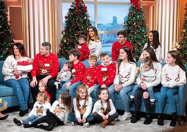 “疯狂妈妈”生孩子上瘾，30年生21个娃，网友：快够2支足球队了