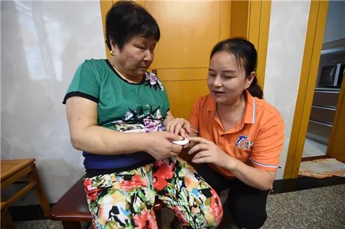 暖心！溧阳一万多户老人免费用上“一键通”