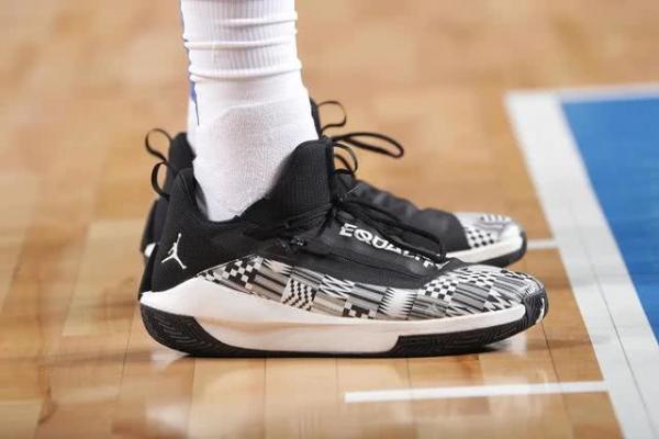 NBA黑人月配色球鞋