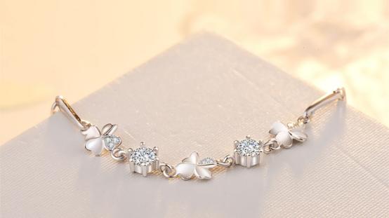 唤醒心中的优雅手链,用一条黄金手链迎接你的盎然生机