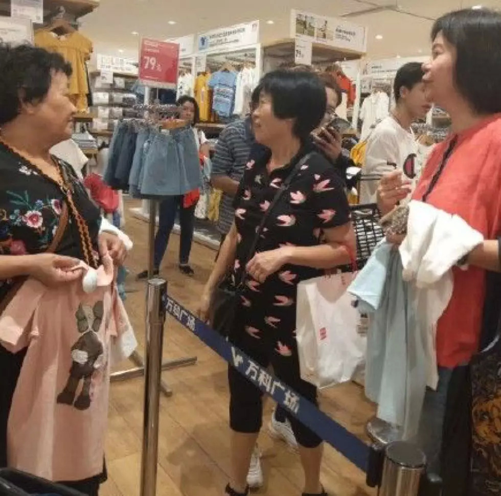 今日迷惑行为讲的什么,为什么大家都在抢优衣库