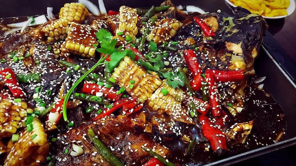 排队几小时才能吃上的北京烤鸭,烤鱼排队一小时