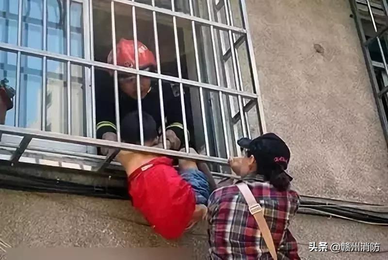 小朋友手指被卡消防救援,消防救援小孩手指卡在门上的小孔