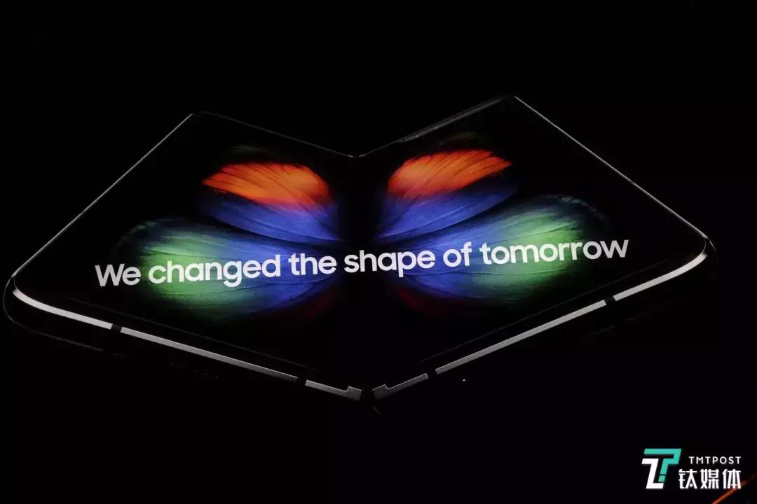 华为5g折叠手机价格及性能怎么样,华为折叠屏怎么贴膜