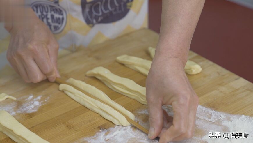 1碗面粉2个鸡蛋教你怎么做小油条,油条面粉怎么做又蓬松又脆又好吃