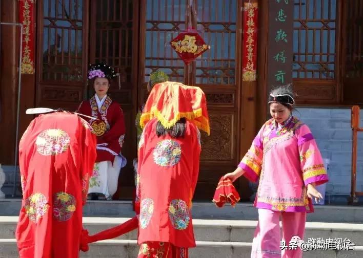 太热闹!弥勒花海、人海、车海、舞海...这些人上镜了!