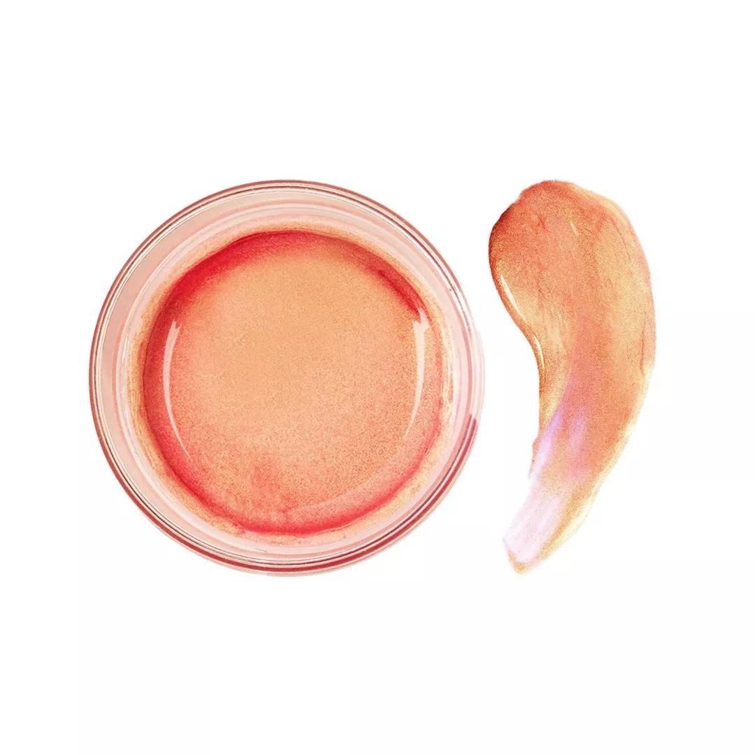 佟丽娅将任春晚主持，却被质疑稳输董卿？但在妆容上她确实赢了..