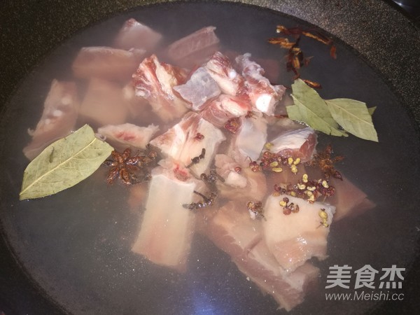 炖排骨之前需不需要把肉先炒一下,炖排骨别再直接焯水教你一招不硬