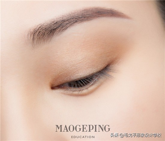 简单大方的秀禾服眼妆搭配,一个单眼皮一个双眼皮怎么画眼妆