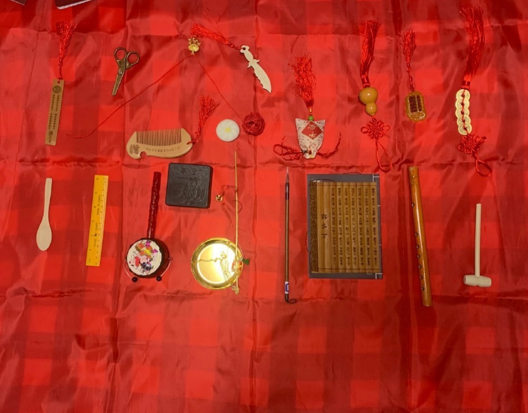 1岁宝宝抓周抓了尺子,一岁宝宝抓周仪式值不值得去