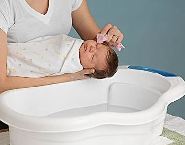 给新生儿用艾水洗澡要注意什么,给新生儿洗澡要注意什么