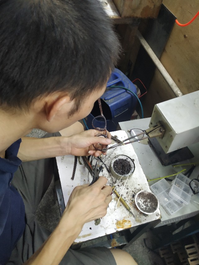 眼镜框铰链怎样维修,眼镜框铰链断了能修么