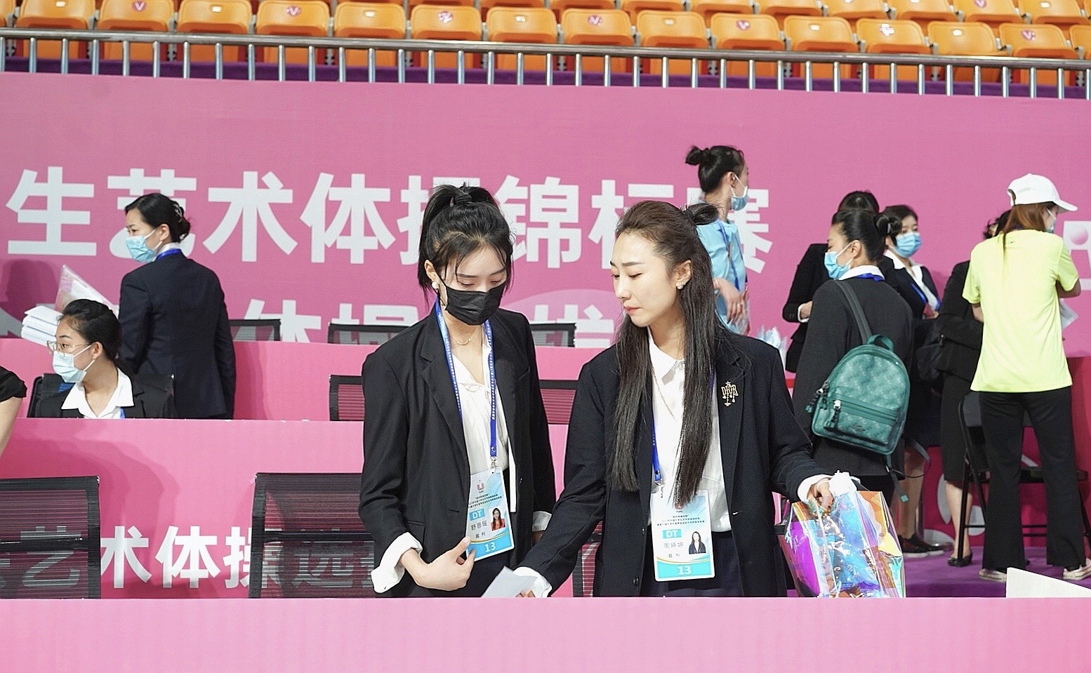 她是艺术体操女神，曾因一字马爆红网络，近日穿超短裙执裁受争议