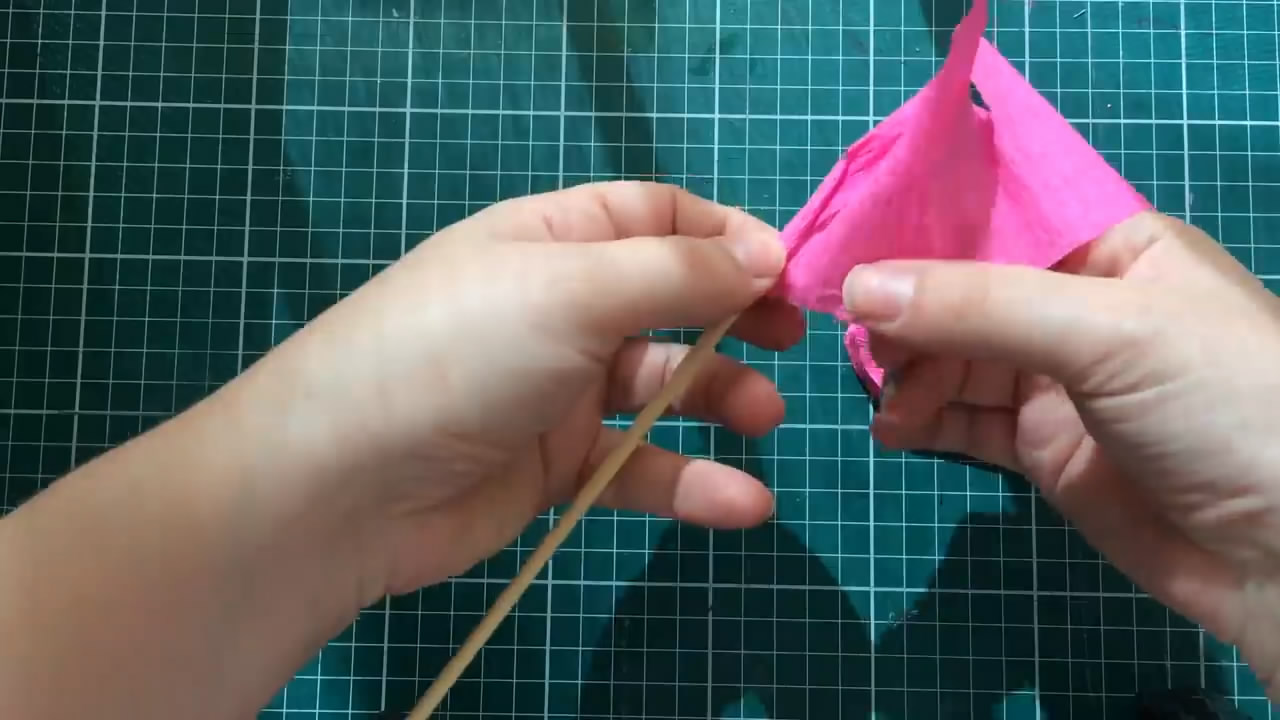 手工纸折花简单又漂亮,皱纸折花手工制作