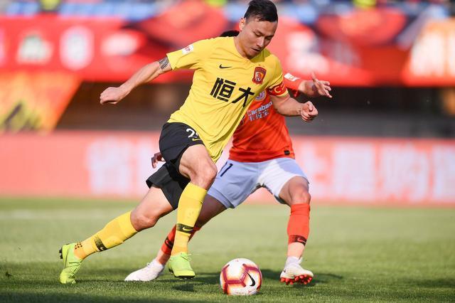 广州恒大吃哑巴亏，裁判该重头开始学。沪媒再次暴露人品行业底线