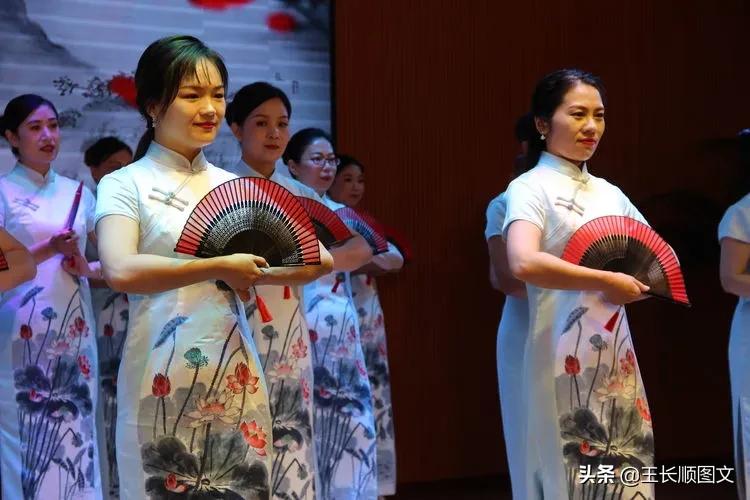 我校举行开学典礼暨教师节表彰会,学校召开教师节庆祝暨表彰大会