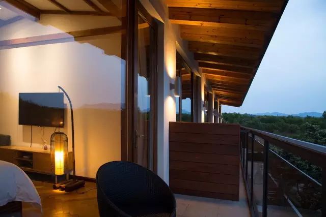 为钓鱼建房子,为了钓鱼在河边盖了房子