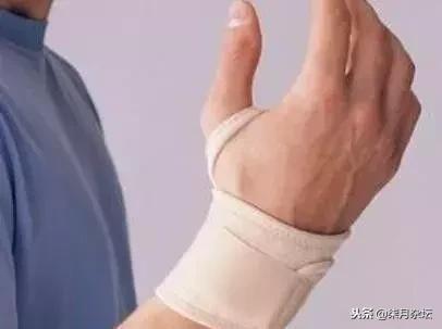 打羽毛球肘关节受伤该如何处理,羽毛球和网球哪个更容易受伤