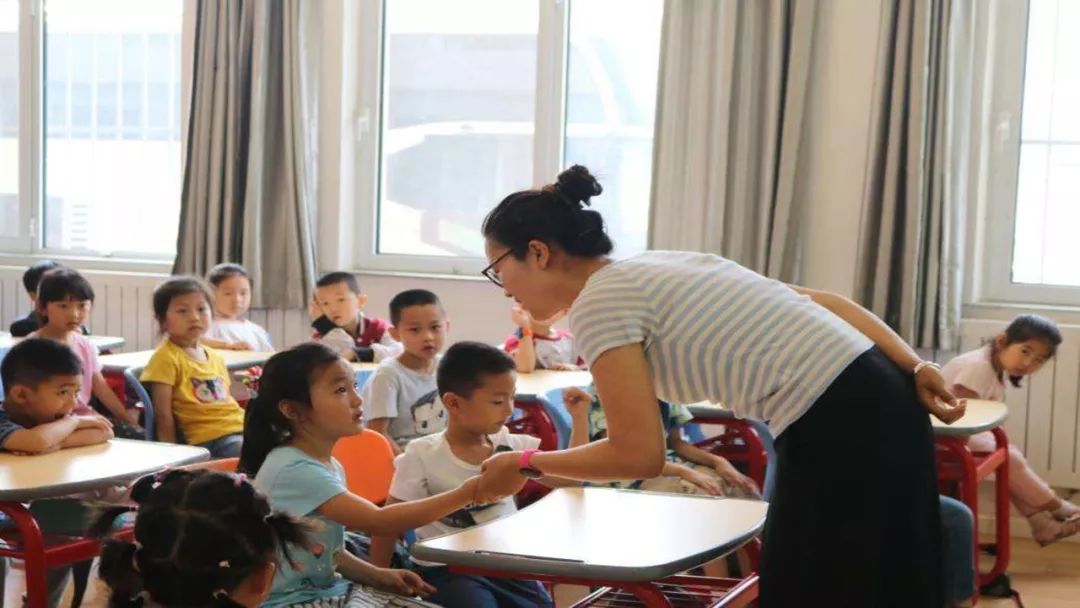 两个课代表老师偏心另一个怎么办,老师偏心家委会的孩子怎么办