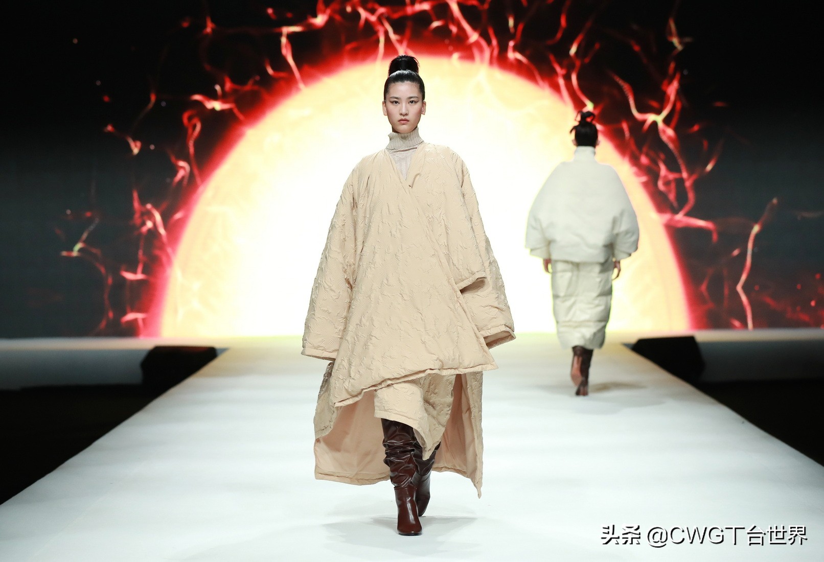 亦帛时尚羽绒服是品牌吗,亦帛时尚2021冬羽绒服发布会