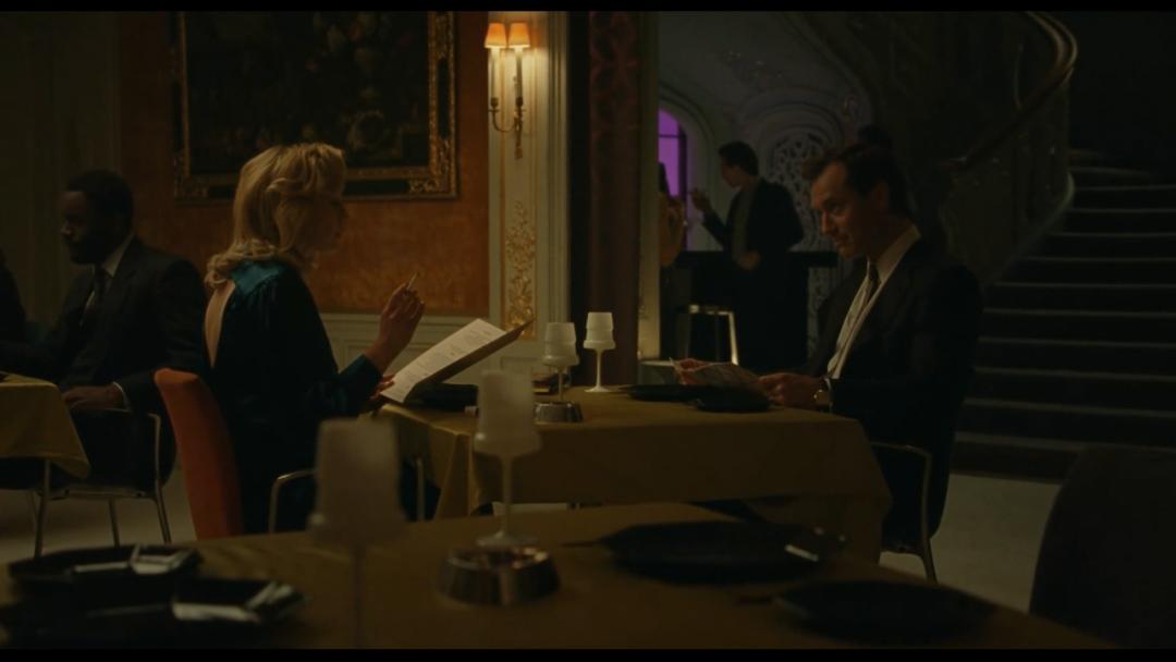 凡尔赛学经典反例,这部电影讲述了虚假繁荣的极端