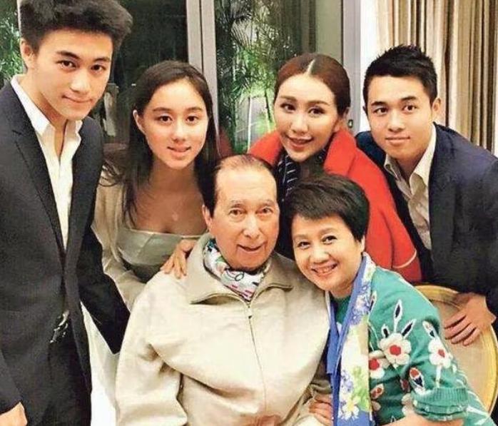 叛逆千金何超盈：未婚先孕，闪婚小8岁哈尔滨学霸，如今怎样了？