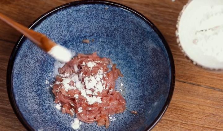 做皮蛋瘦肉粥要不要勾芡,做皮蛋瘦肉粥时皮蛋用弄熟么