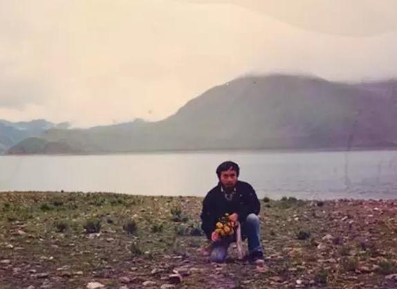 海子25岁自杀后，留下5封遗书，都有写道：我的死，是他俩造成的