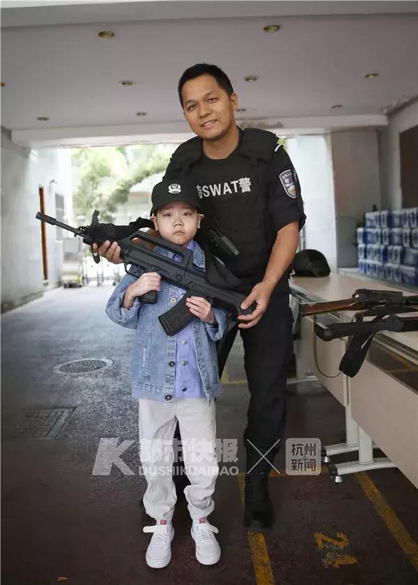 “我想当警察”,他眼睛亮亮的,我们却看哭了......