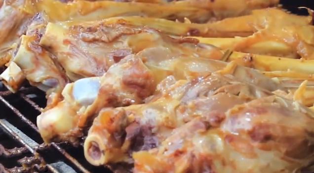 路边摊卖的烤羊腿,街边摆摊卖烤羊腿