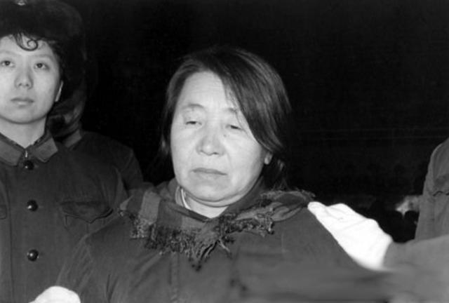 80年代第一贪污犯：7年贪污50.7万元，被判死刑，临刑前还喊冤